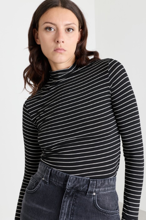 Top in jersey di viscosa con collo alto
