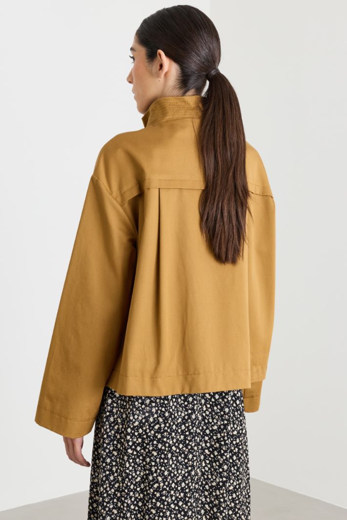Gabardine jacket with oversized pockets - CAMEL - Intrend - 4