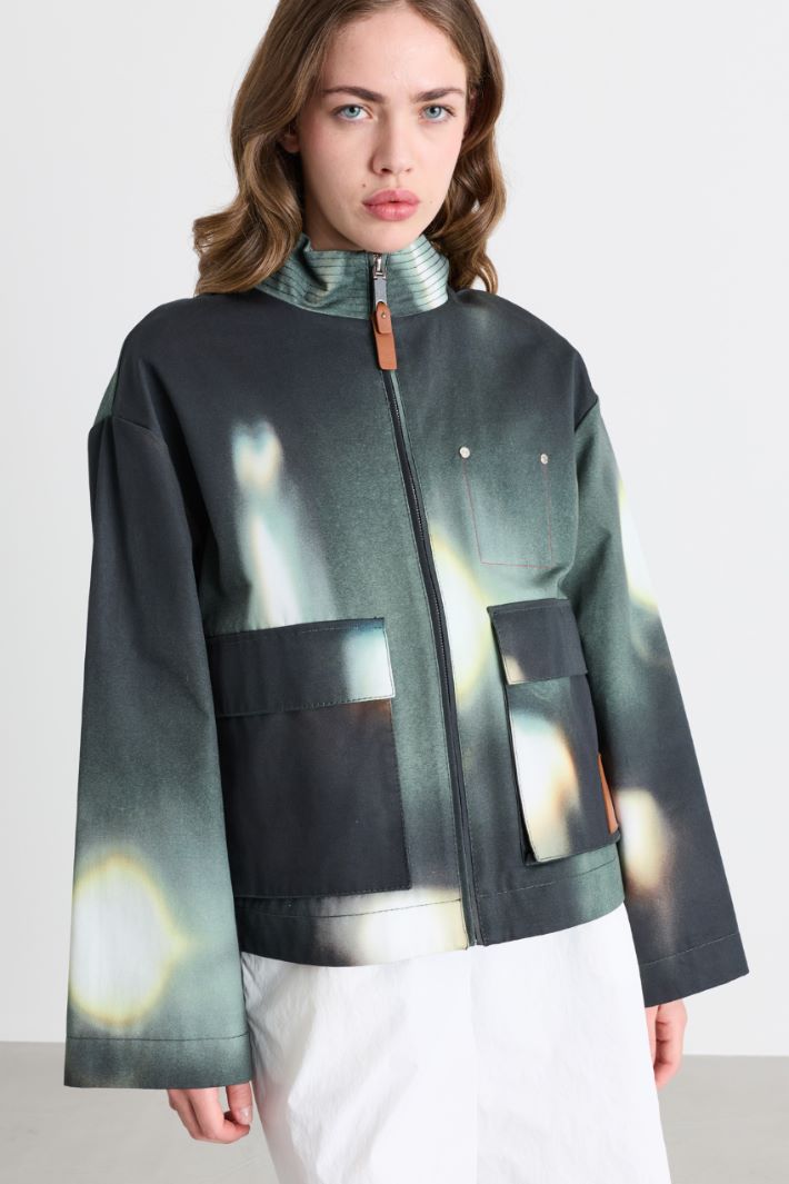 Gabardine jacket with oversized pockets - GREEN - Intrend - 2