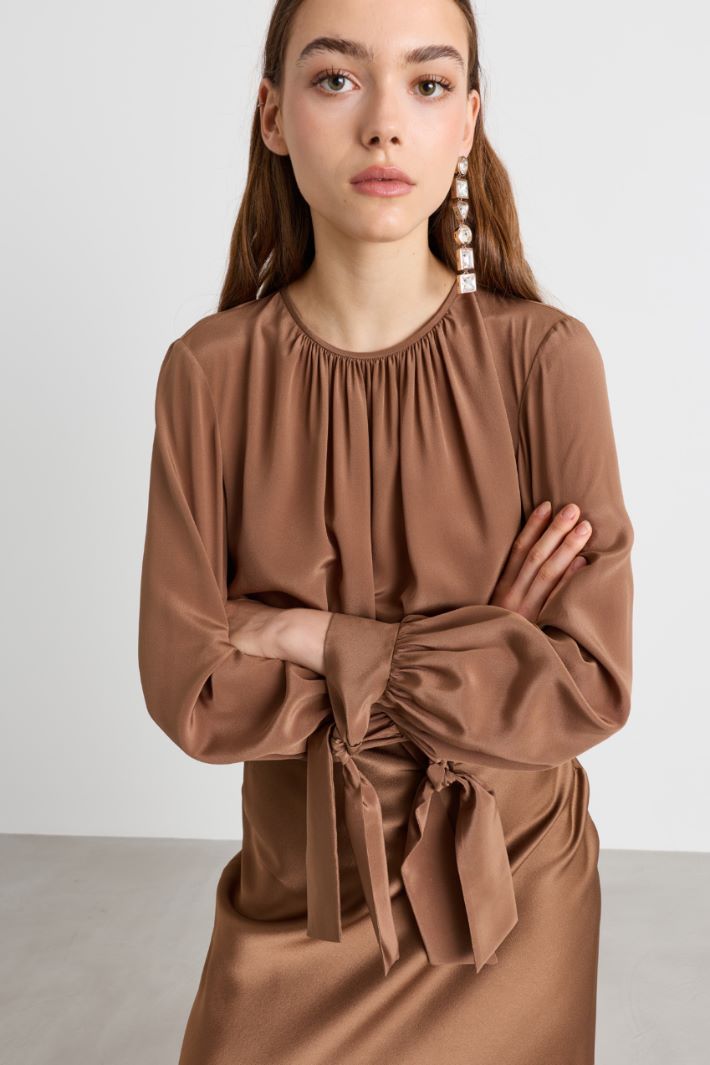 Blusa con polsini a nastro - CAMMELLO - Intrend - 3