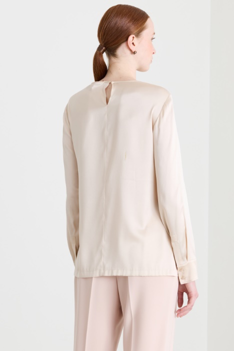 Blusa in raso con piccoli spacchi squadrati
