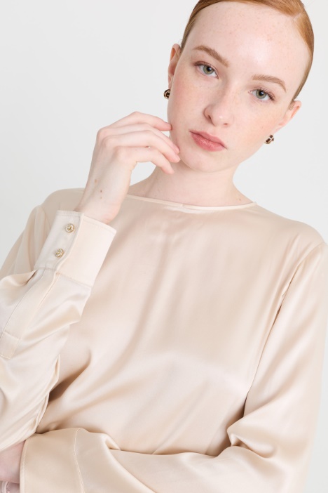 Blusa in raso con piccoli spacchi squadrati