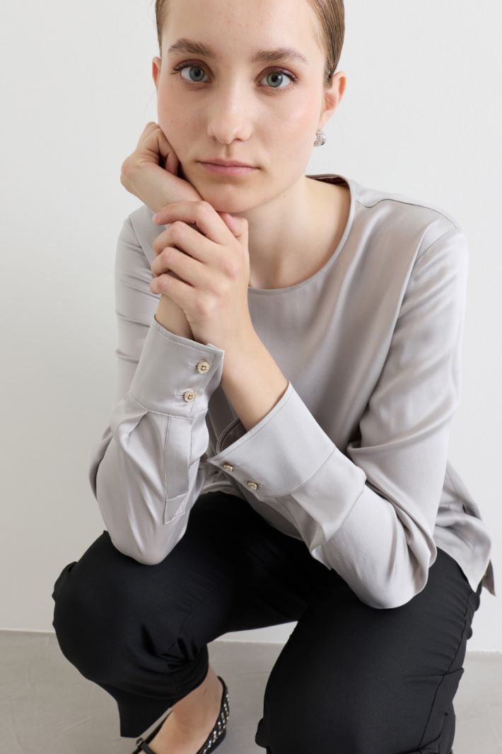 Blusa in raso con piccoli spacchi squadrati - GRIGIO - Intrend - 3