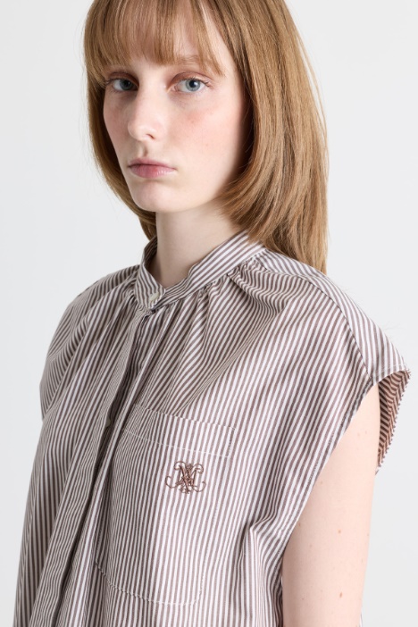 Camicia smanicata con stemma