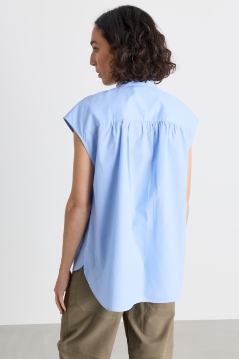 Camicia smanicata con stemma