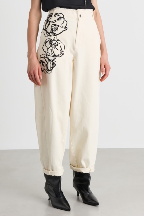Pantalone in drill con ricami