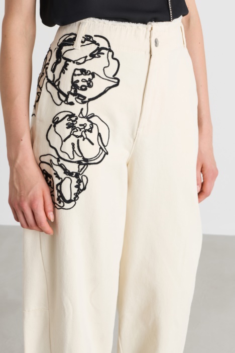 Pantalone in drill con ricami
