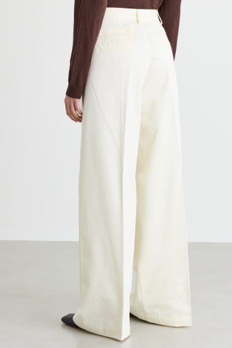 Pantalone ampio in gabardina