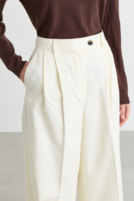 Pantalone ampio in gabardina