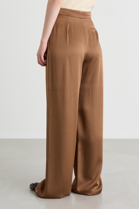Pantalone fluido con pinces in vita