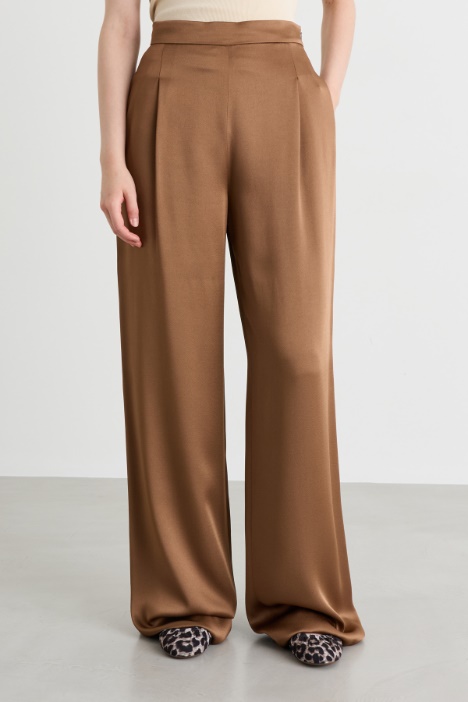 Pantalone fluido con pinces in vita