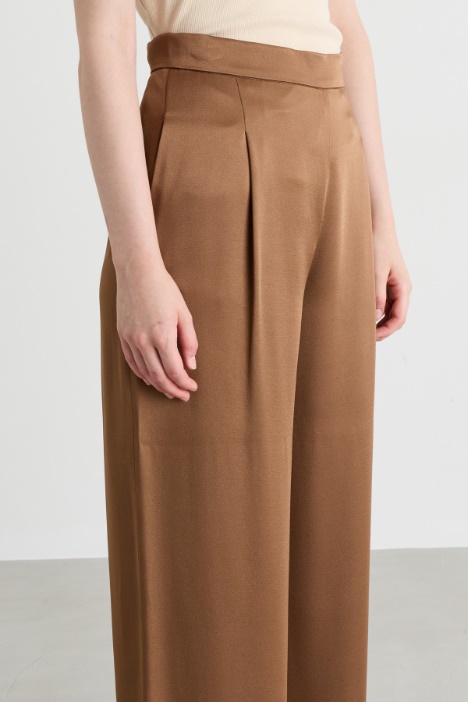 Pantalone fluido con pinces in vita