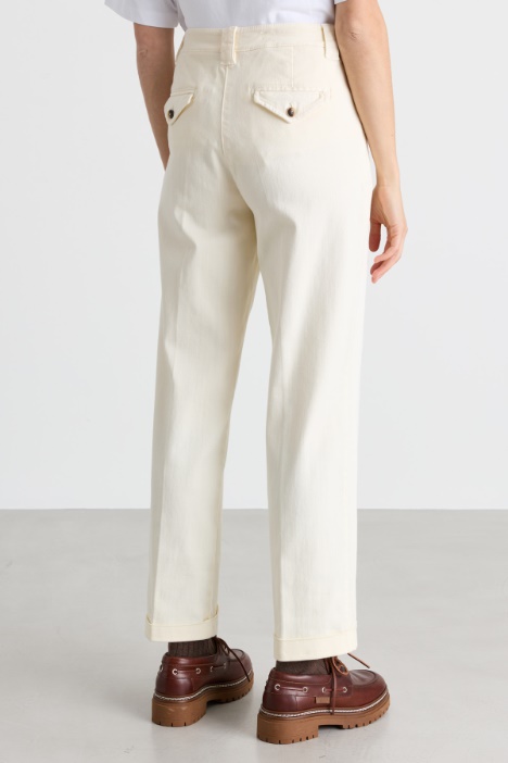 Pantalone in drill di cotone con risvolto