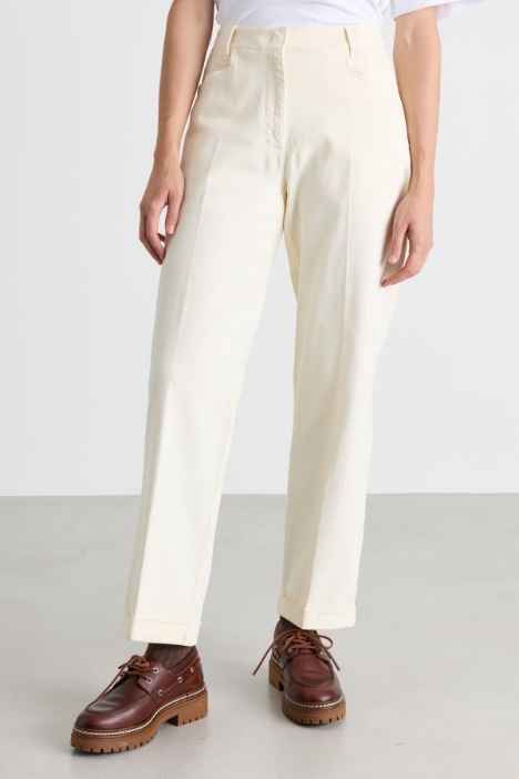 Pantalone in drill di cotone con risvolto