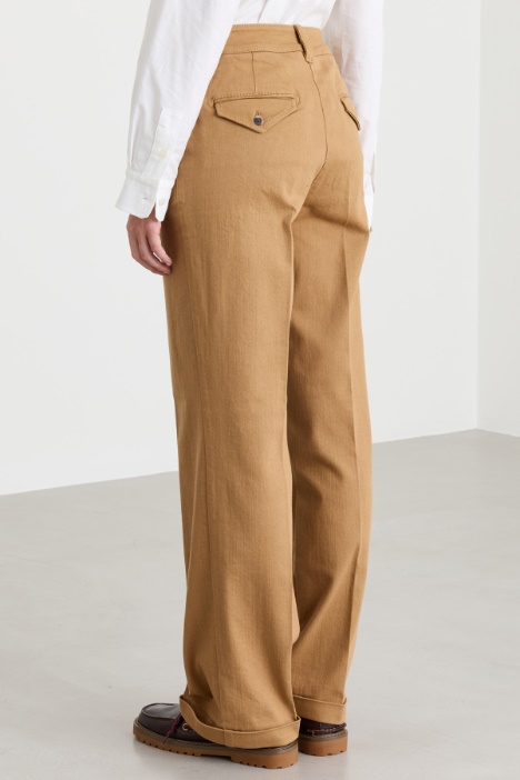 Pantalone in drill di cotone con risvolto