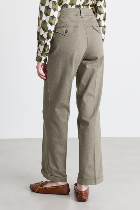 Pantalone in drill di cotone con risvolto