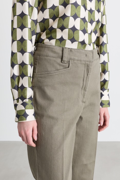 Pantalone in drill di cotone con risvolto