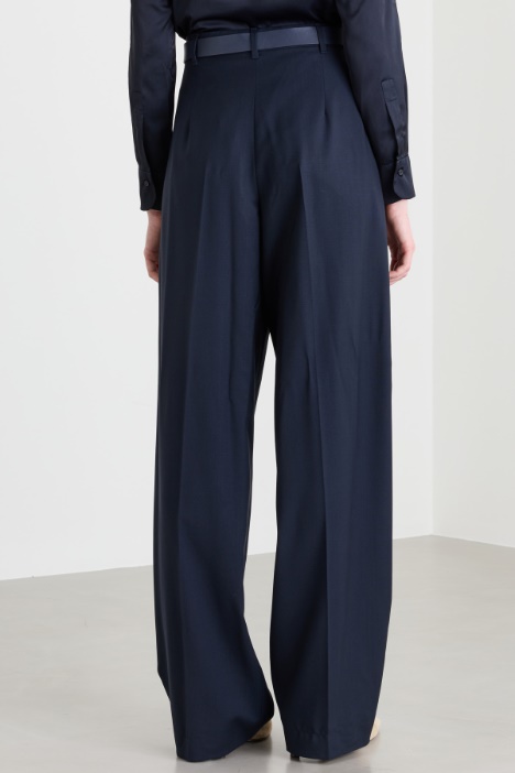 Pantalone con cintura lunga in tessuto spalmato