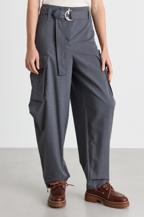 Pantalone cargo con zip sul fondo