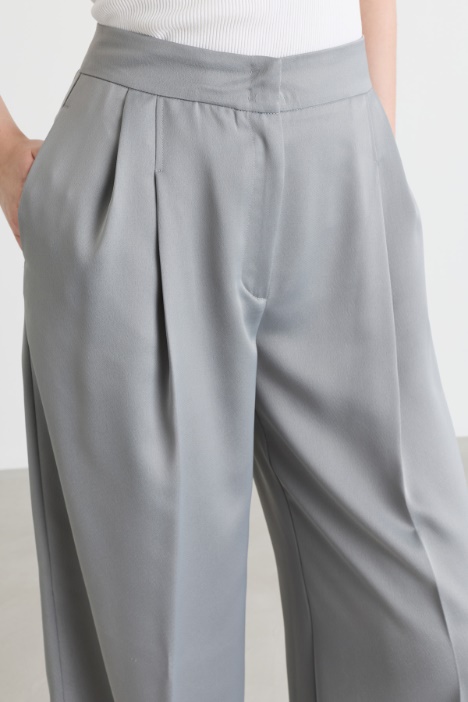 Pantalone fluido e ampio
