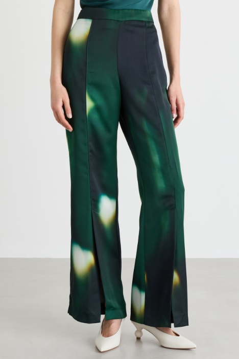 Pantalone in raso con spacco