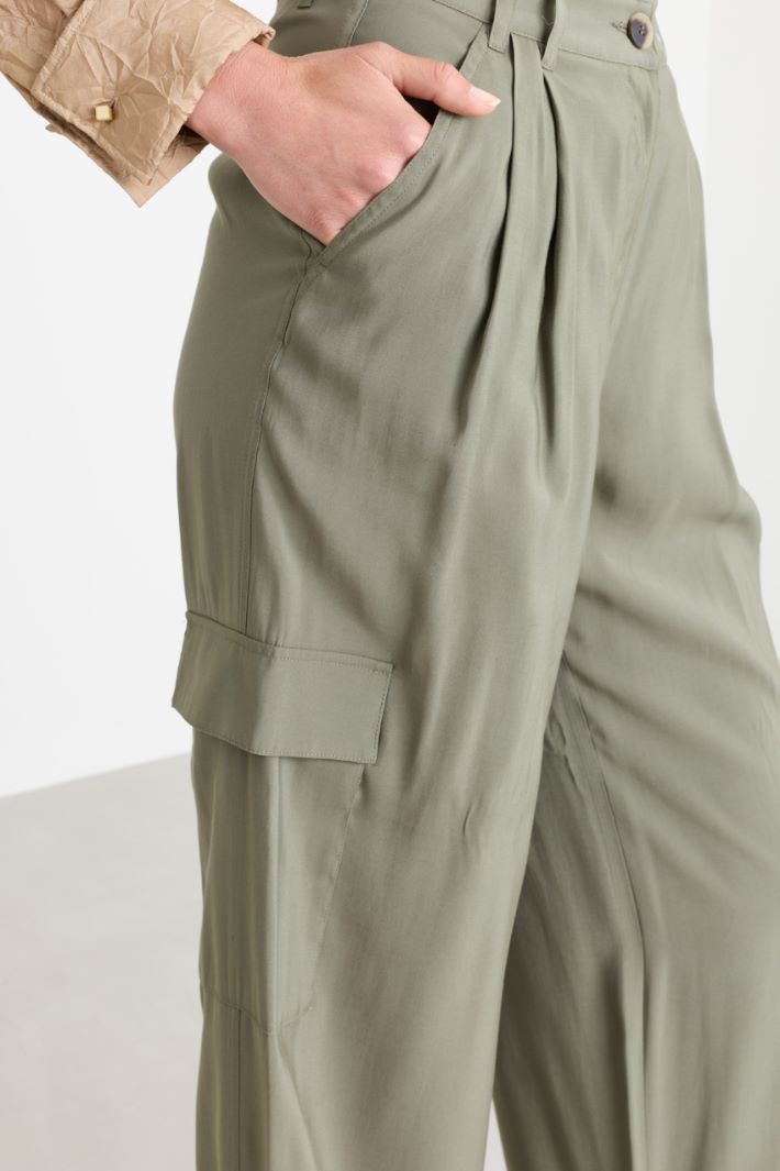 Pantalone cargo in tela fluida - VERDE - Intrend - 3