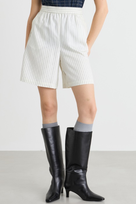 Shorts gessati in twill fluido di viscosa
