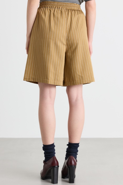 Shorts gessati in twill fluido di viscosa