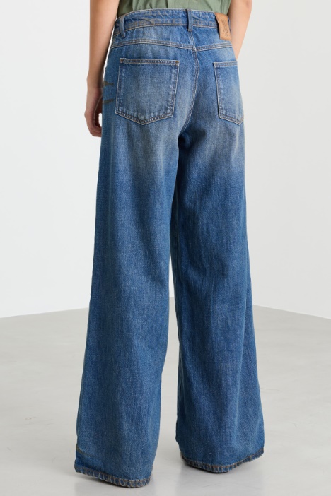 Jeans baggy con allacciatura asimmetrica