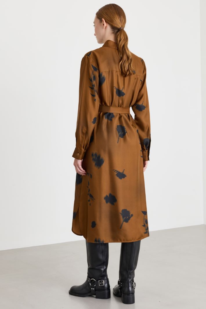 Hemdblusenkleid mit weichem Fall aus reinem, bedrucktem Seidentwill, mit spitzem Kragen, langen Ärmeln, geknöpften Manschetten und in die Naht eingearbeiteten Taschen. Verschluss mit Knöpfen und Gürtel. - BRAUN - Intrend - 4