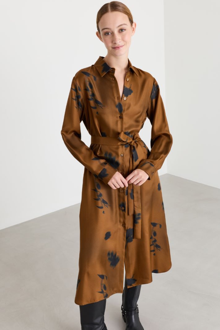 Hemdblusenkleid mit weichem Fall aus reinem, bedrucktem Seidentwill, mit spitzem Kragen, langen Ärmeln, geknöpften Manschetten und in die Naht eingearbeiteten Taschen. Verschluss mit Knöpfen und Gürtel. - BRAUN - Intrend - 2