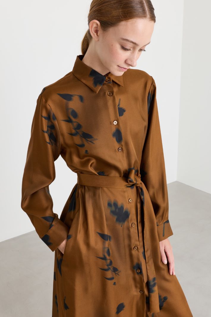Hemdblusenkleid mit weichem Fall aus reinem, bedrucktem Seidentwill, mit spitzem Kragen, langen Ärmeln, geknöpften Manschetten und in die Naht eingearbeiteten Taschen. Verschluss mit Knöpfen und Gürtel. - BRAUN - Intrend - 3