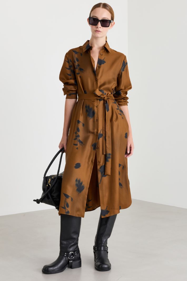 Hemdblusenkleid mit weichem Fall aus reinem, bedrucktem Seidentwill, mit spitzem Kragen, langen Ärmeln, geknöpften Manschetten und in die Naht eingearbeiteten Taschen. Verschluss mit Knöpfen und Gürtel. - BRAUN - Intrend