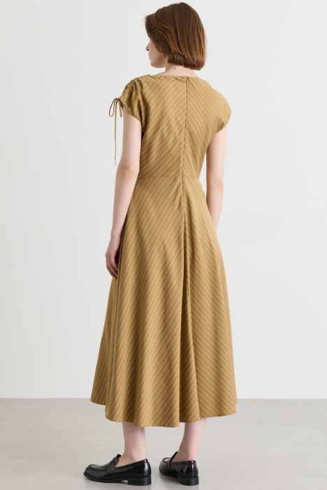 Abito gessato in twill fluido