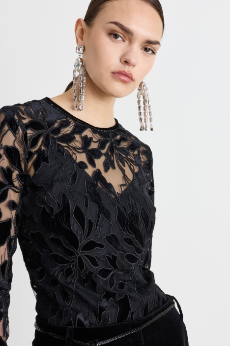 Blusa in tulle con ricami