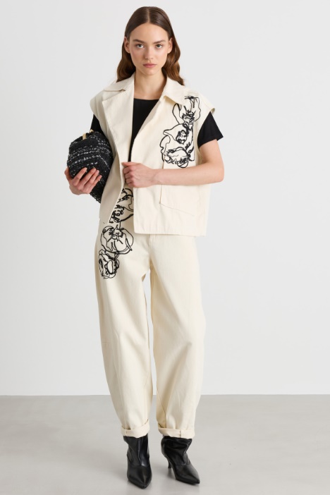 Chaleco de drill con bordados - Intrend