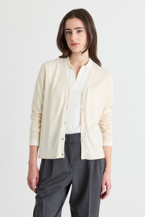 Cardigan mit V-Ausschnitt und Knöpfen - Intrend