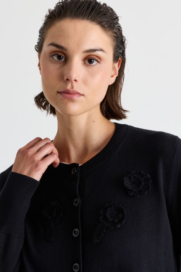 Floral Appliqué Cardigan - BLACK - Intrend - 3