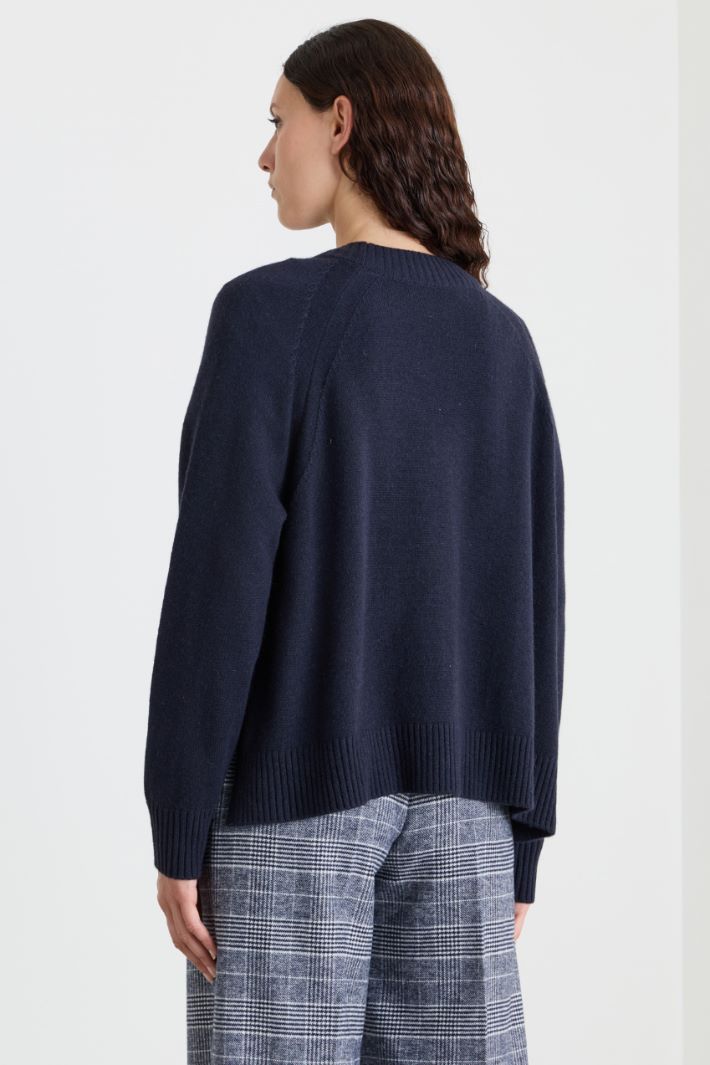 Cardigan aus Wolle und Kaschmir mit V-Ausschnitt - BLAU - Intrend - 4