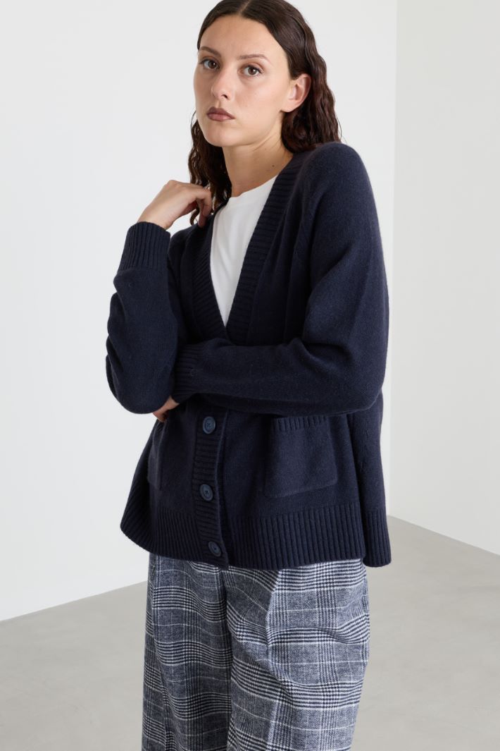 Cardigan aus Wolle und Kaschmir mit V-Ausschnitt - BLAU - Intrend - 2