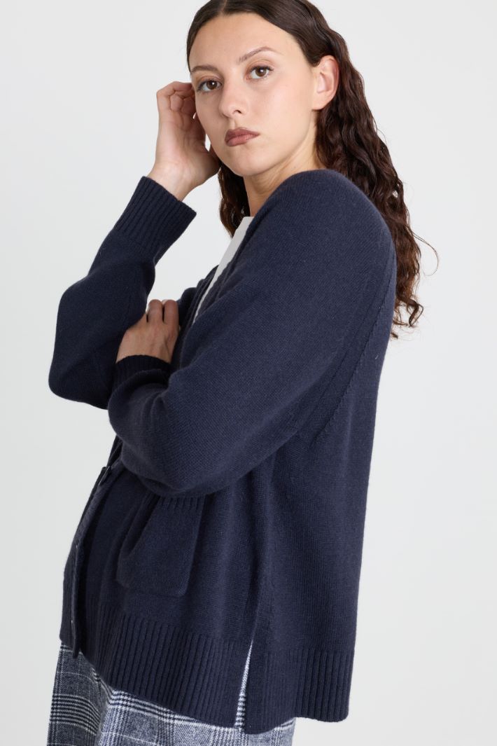 Cardigan aus Wolle und Kaschmir mit V-Ausschnitt - BLAU - Intrend - 3