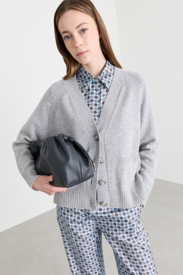 Cardigan aus Wolle und Kaschmir mit V-Ausschnitt - GRAU - Intrend - 2