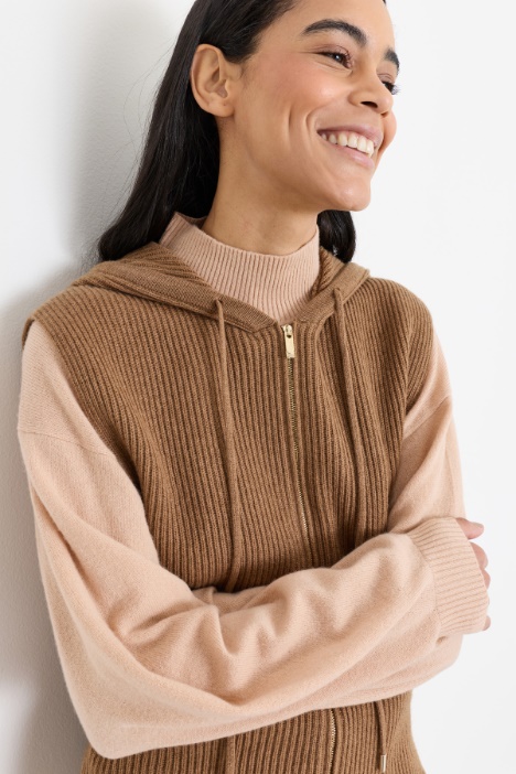 Gilet in lana e cashmere con cappuccio