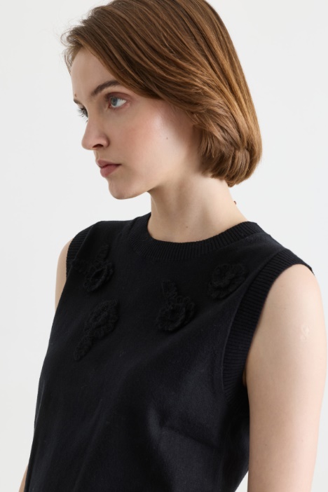 Gilet con fiori applicati