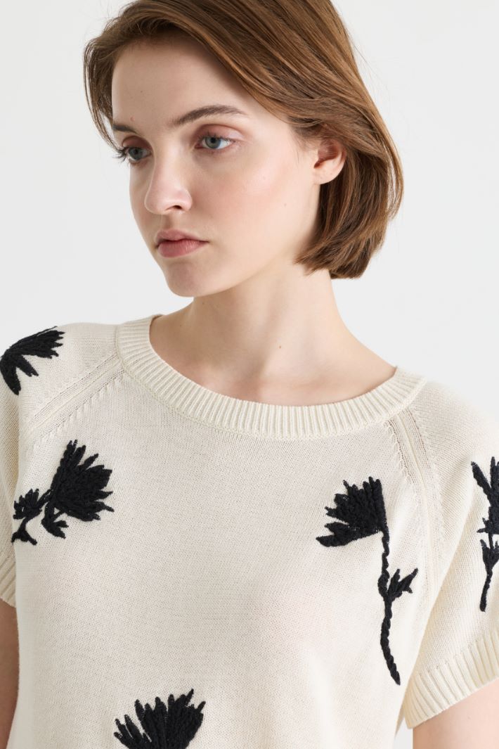 Embroidered Knitted T-shirt - WHITE BLACK - Intrend - 3