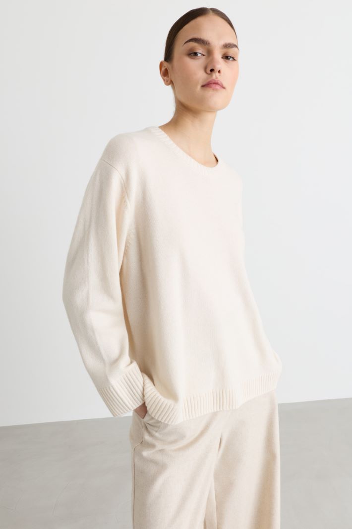 Oversized long-sleeved jumper - WHITE - Intrend - 2