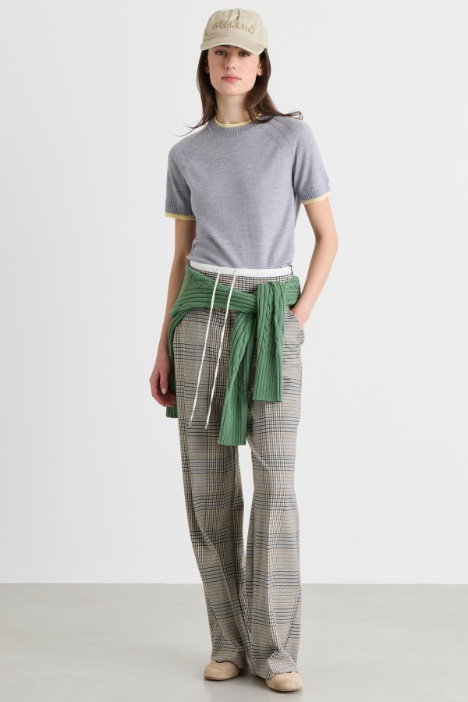 T-Shirt mit kontrastfarbenen Details - Intrend