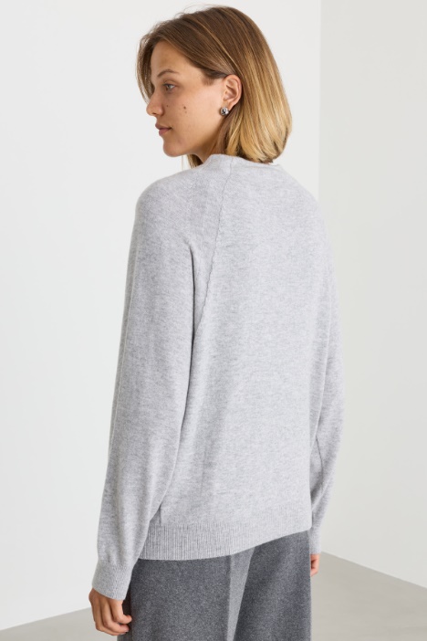 Maglia in lana e cashmere con collo a cratere
