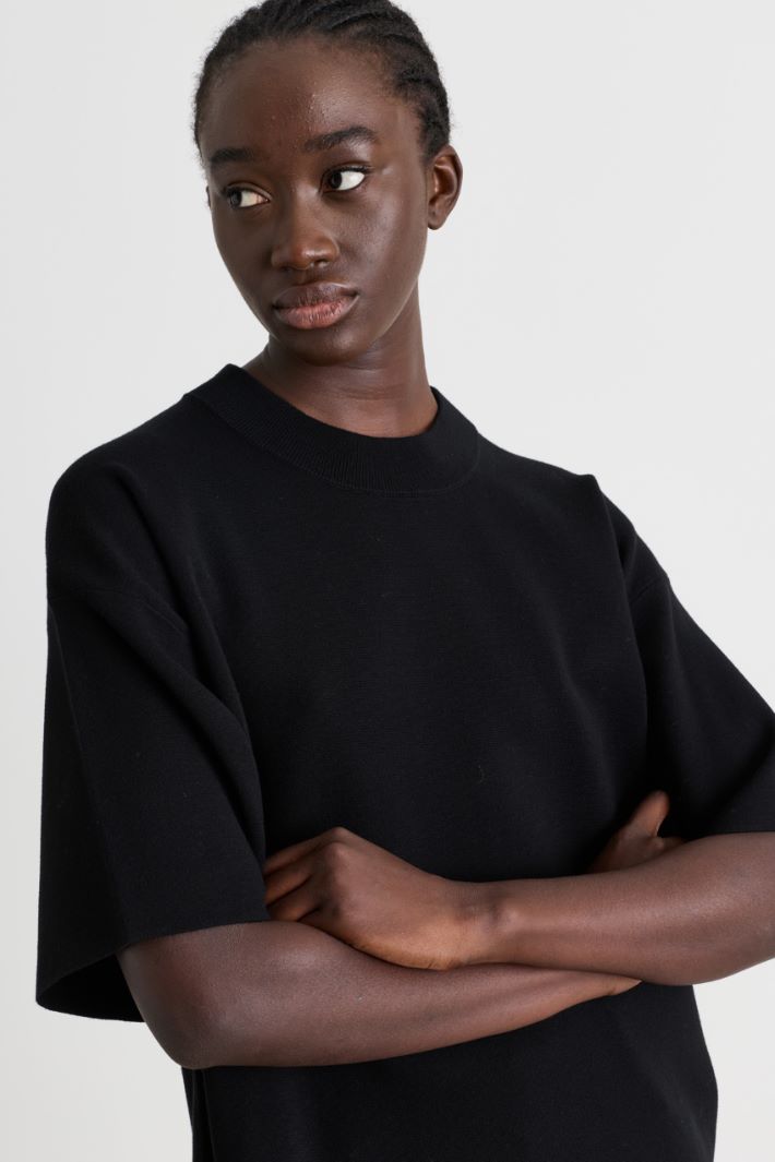 Boxy short-sleeved top - BLACK - Intrend - 3