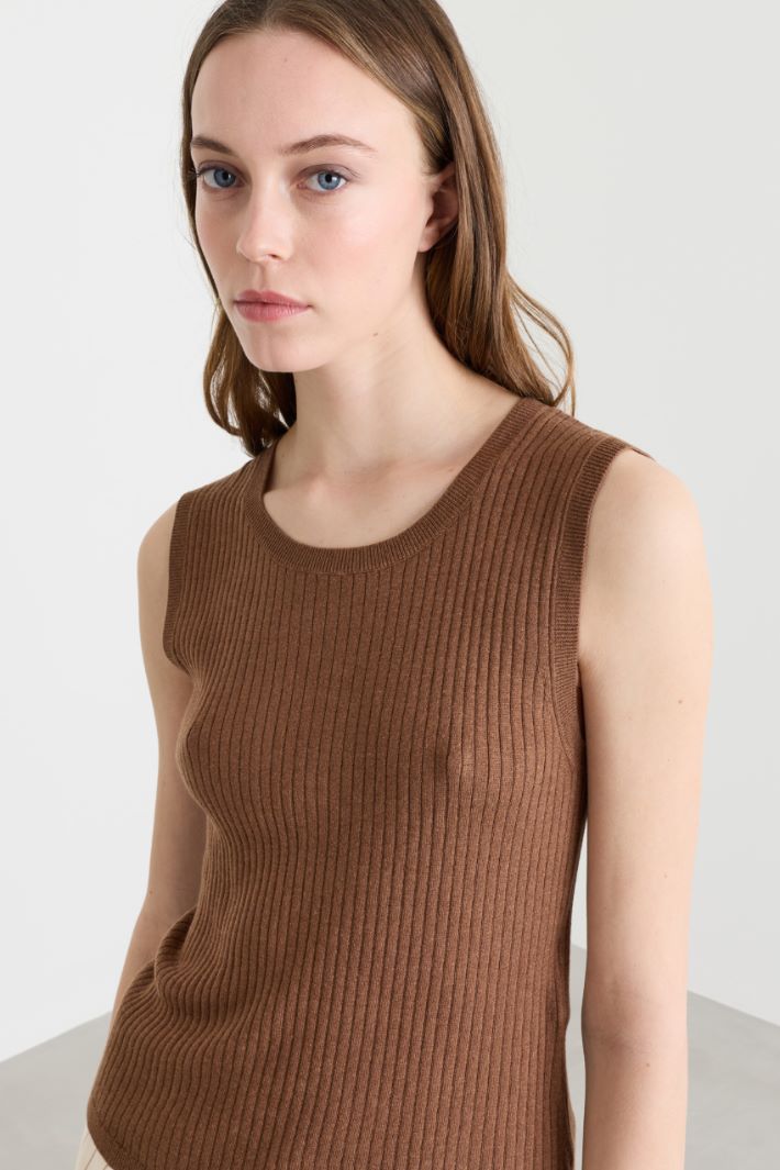 Maglia aderente smanicata - MARRONE - Intrend - 3
